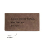Verso da carteira feminina marrom personalizada com mensagem gravada: "I always remember that day, when I met you, I love you".