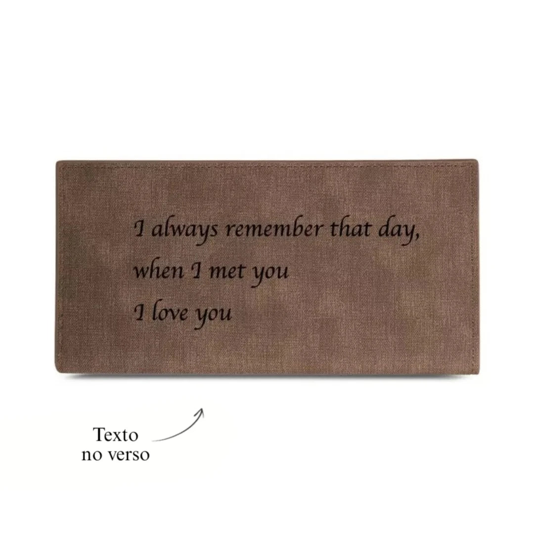 Verso da carteira feminina marrom personalizada com mensagem gravada: "I always remember that day, when I met you, I love you".