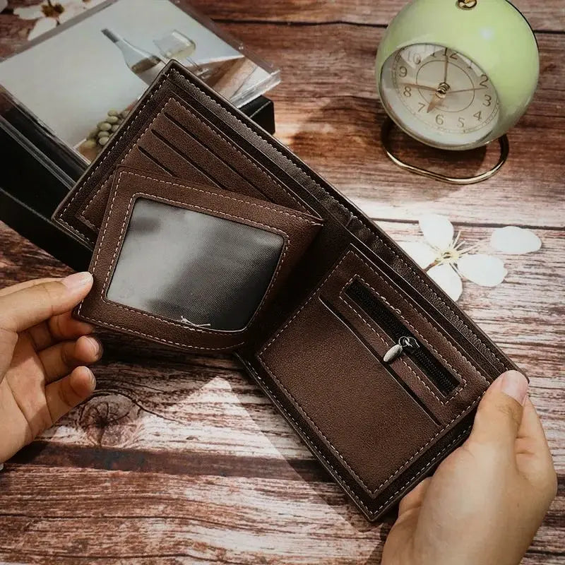 Carteira masculina de couro marrom aberta, mostrando compartimentos reforçados para cartões, porta-documento com visor e bolso com zíper.