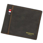 Carteira masculina preta de couro com costura aparente e detalhe decorativo na lateral, em fundo branco.