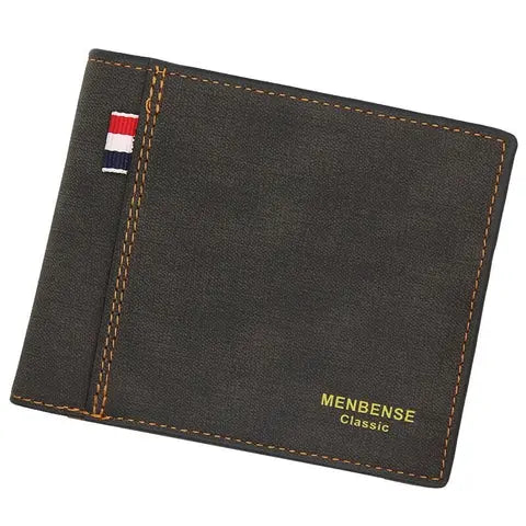 Carteira masculina preta de couro com costura aparente e detalhe decorativo na lateral, em fundo branco.