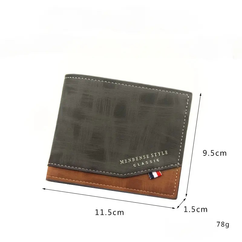 Carteira masculina personalizada exibida em fundo branco com medidas de 11,5 cm por 9,5 cm e 1,5 cm de espessura.