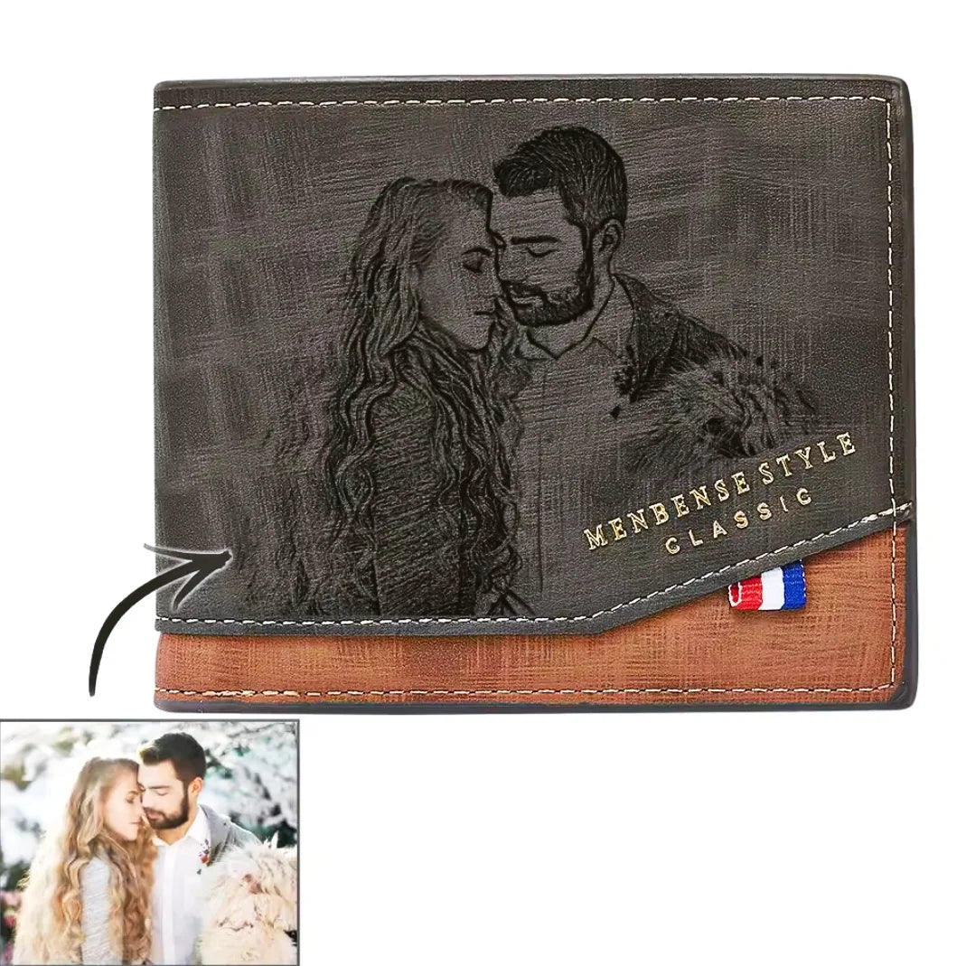 Carteira masculina personalizada em cinza e marrom com gravação de casal na frente.