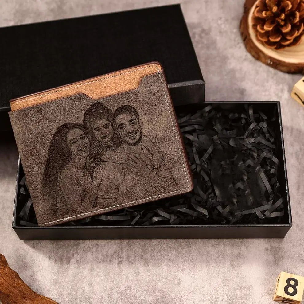 Carteira de couro marrom personalizada dentro de caixa de presente preta com gravação na tampa.