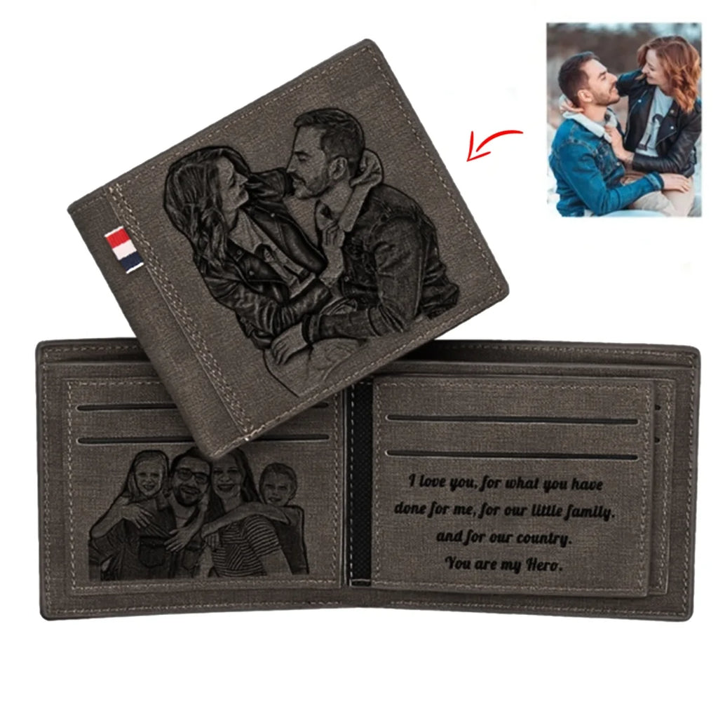 Carteira masculina de couro preta personalizada com foto gravada, mostrando duas artes com casal e família, além de mensagem especial interna.