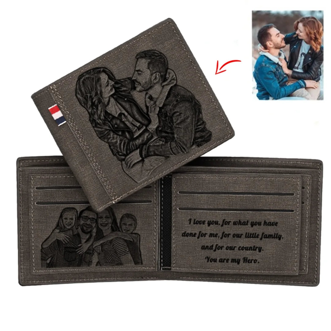 Carteira masculina de couro preta personalizada com foto gravada, mostrando duas artes com casal e família, além de mensagem especial interna.