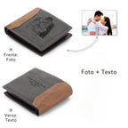 Carteira masculina personalizada com gravação de foto de casal na frente e texto especial no verso, exibida aberta em fundo branco.