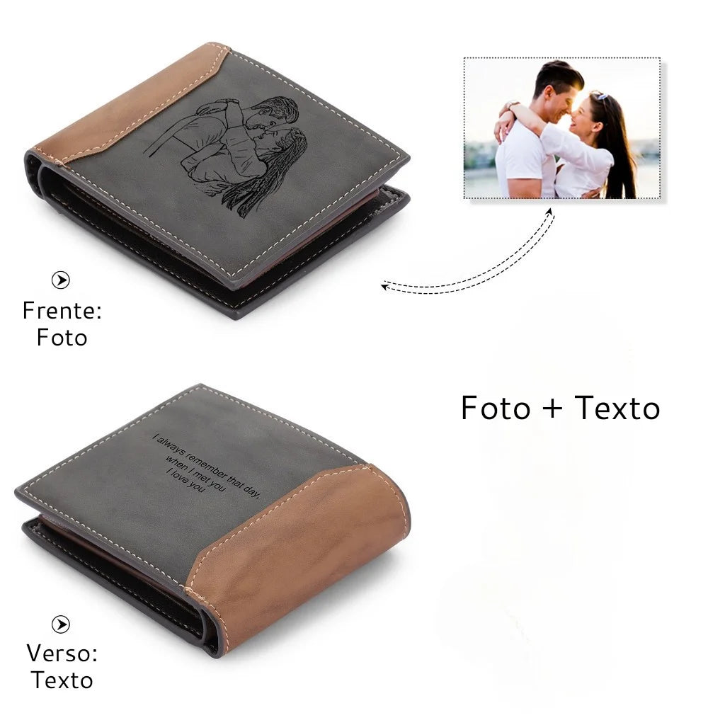 Carteira masculina personalizada com gravação de foto de casal na frente e texto especial no verso, exibida aberta em fundo branco.
