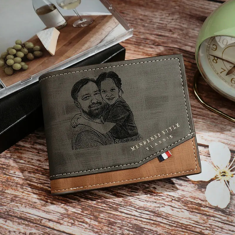 Carteira masculina personalizada fechada em cinza e marrom, sobre superfície decorativa.
