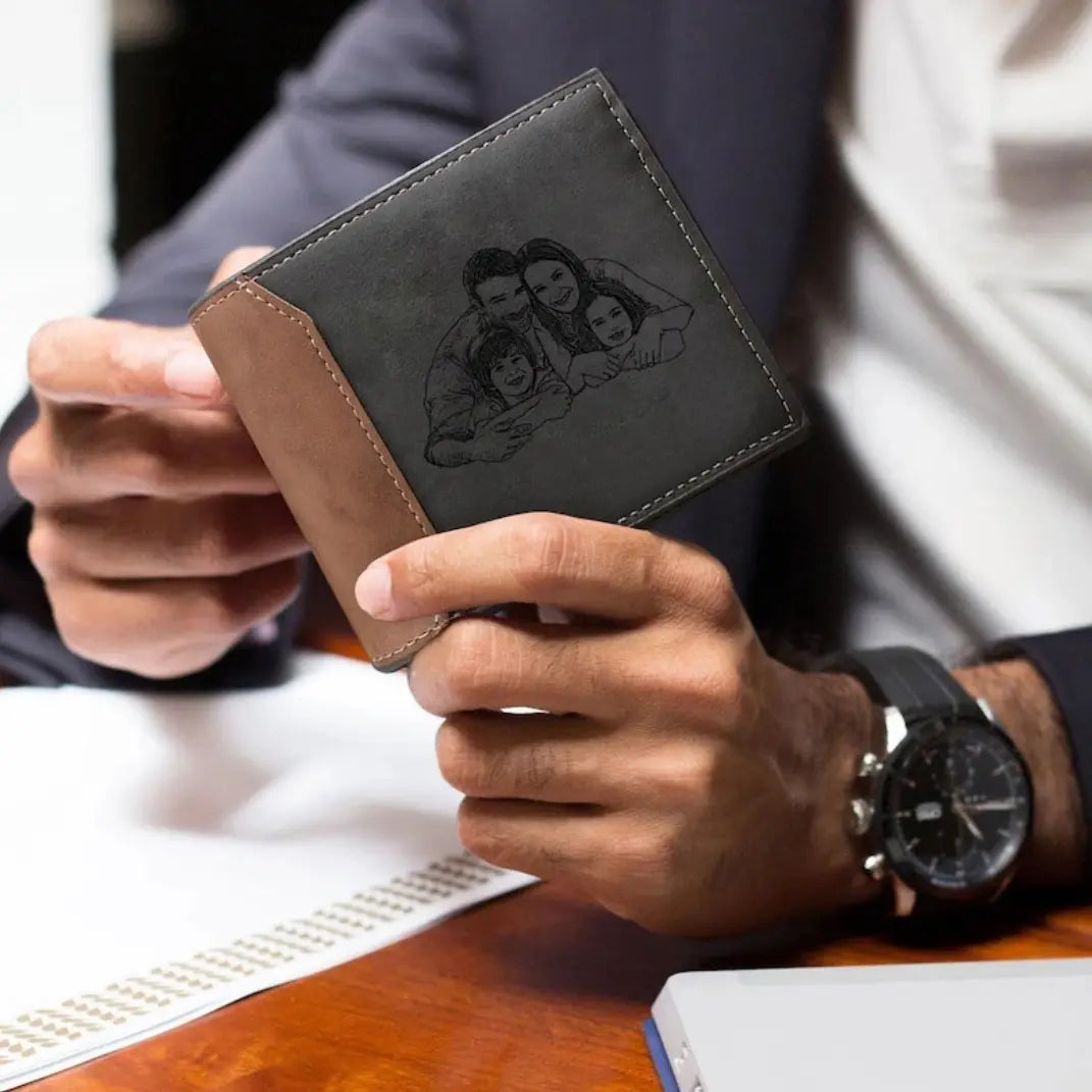 Carteira masculina personalizada em couro cinza e marrom sendo segurada com as mãos, mostrando gravação com imagem de família na parte frontal.