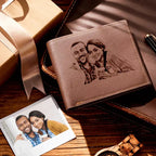 Carteira masculina de couro marrom personalizada exposta como presente, com gravação de foto de casal e caixa ao lado.