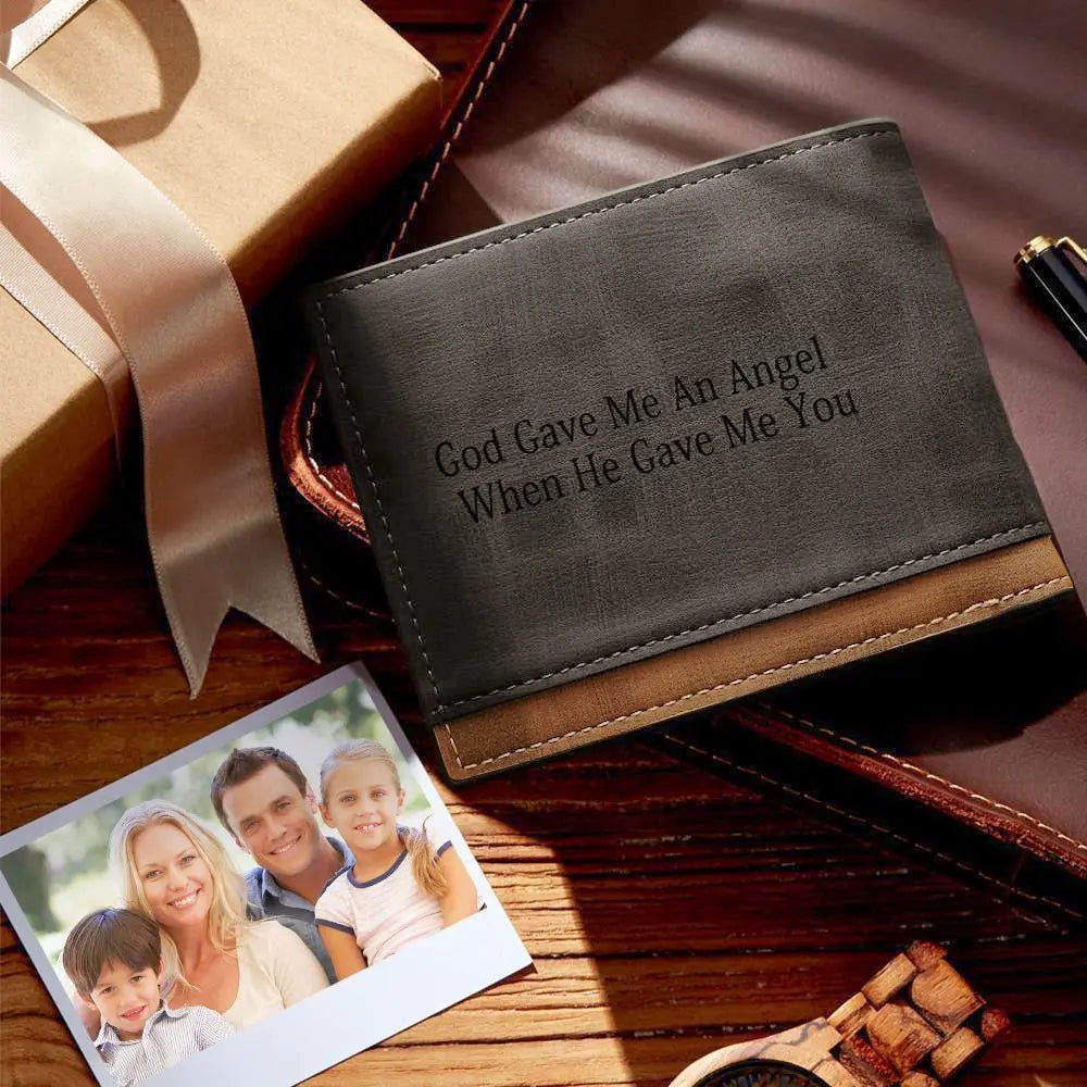 Carteira masculina personalizada em cinza e marrom sobre mesa de presente, com mensagem gravada na frente.