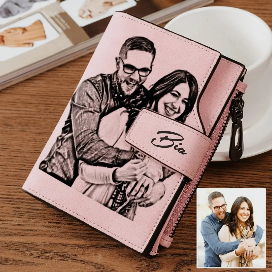 Carteira personalizada feminina rosa sobre mesa de madeira, com retrato de casal impresso e nome personalizado no fecho.