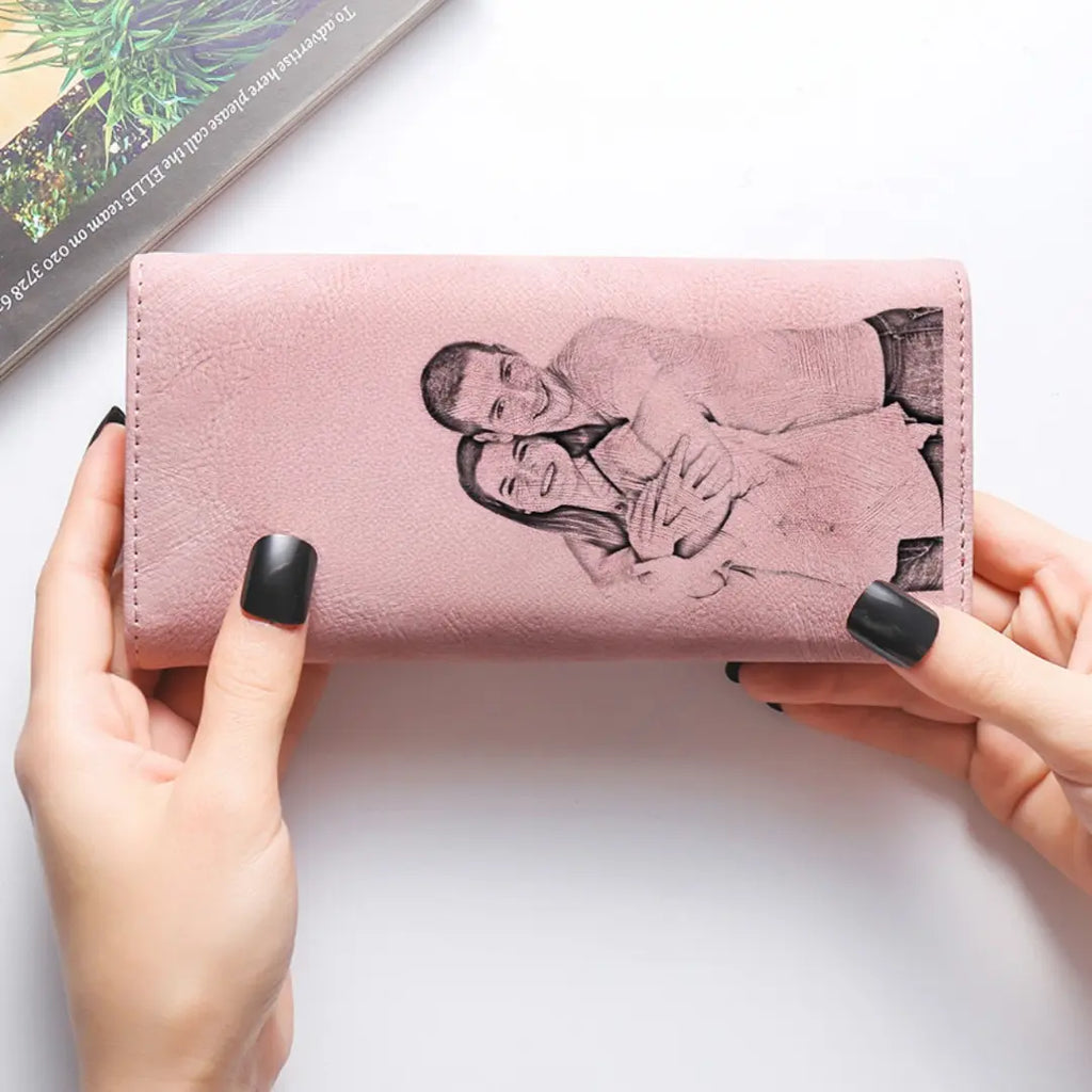 Carteira feminina rosa personalizada com foto gravada de casal na parte frontal, vista em close.