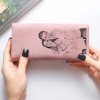 Carteira feminina rosa personalizada com foto gravada de casal na parte frontal, vista em close.
