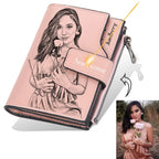 Carteira personalizada feminina rosa com retrato ilustrado na frente, fecho com nome gravado e zíper lateral.
