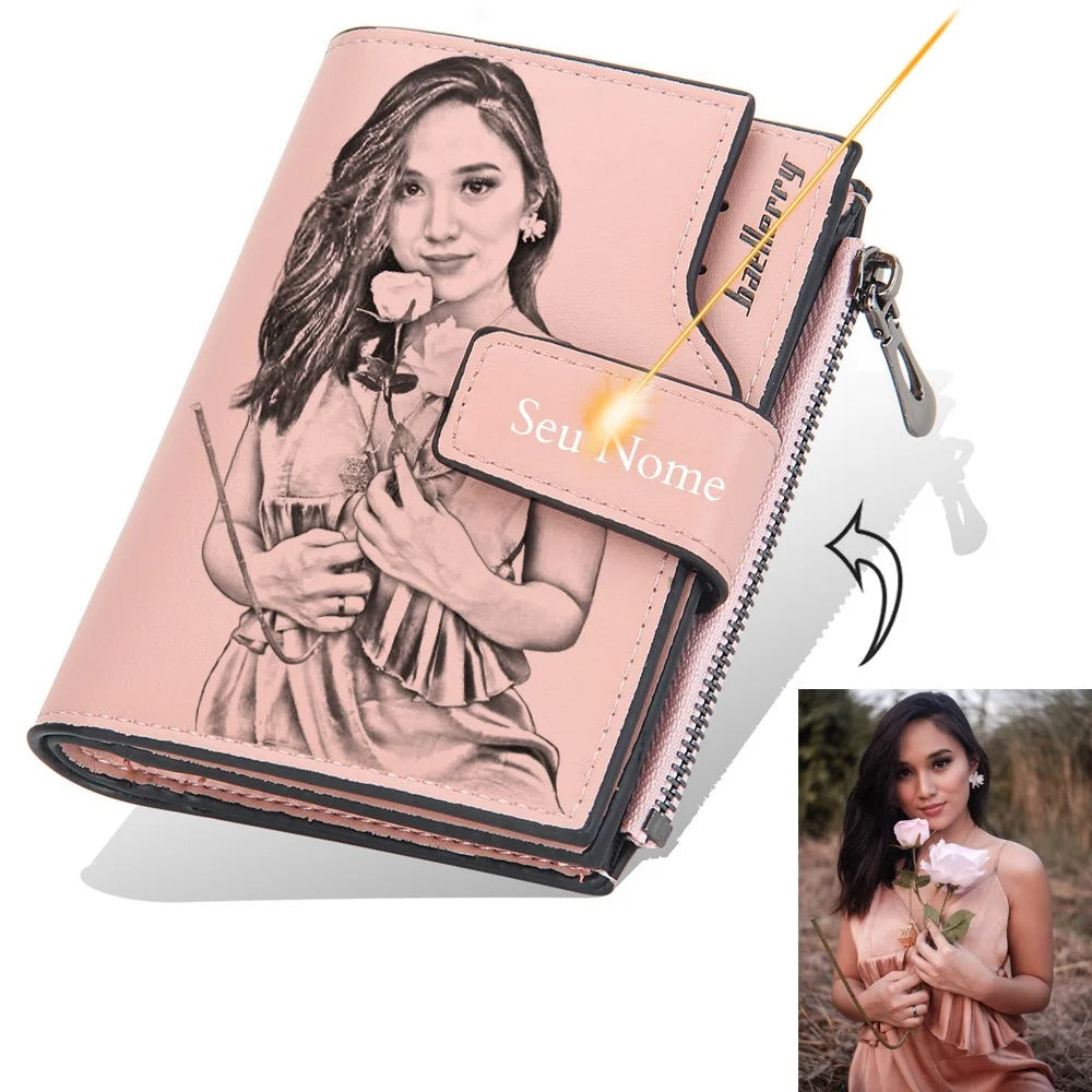 Carteira personalizada feminina rosa com retrato ilustrado na frente, fecho com nome gravado e zíper lateral.