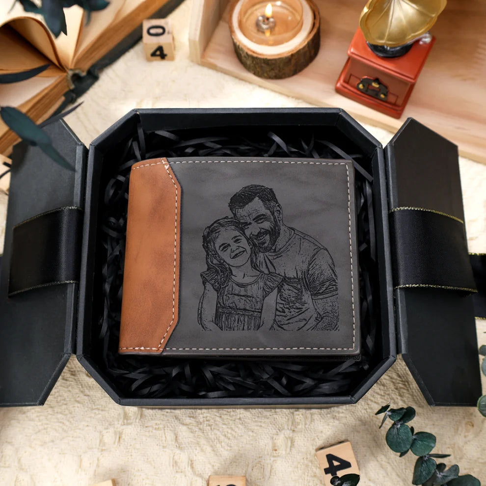 Carteira masculina personalizada em caixa de presente preta, com gravação de foto de pai e filha na capa e acabamento em couro cinza e marrom.