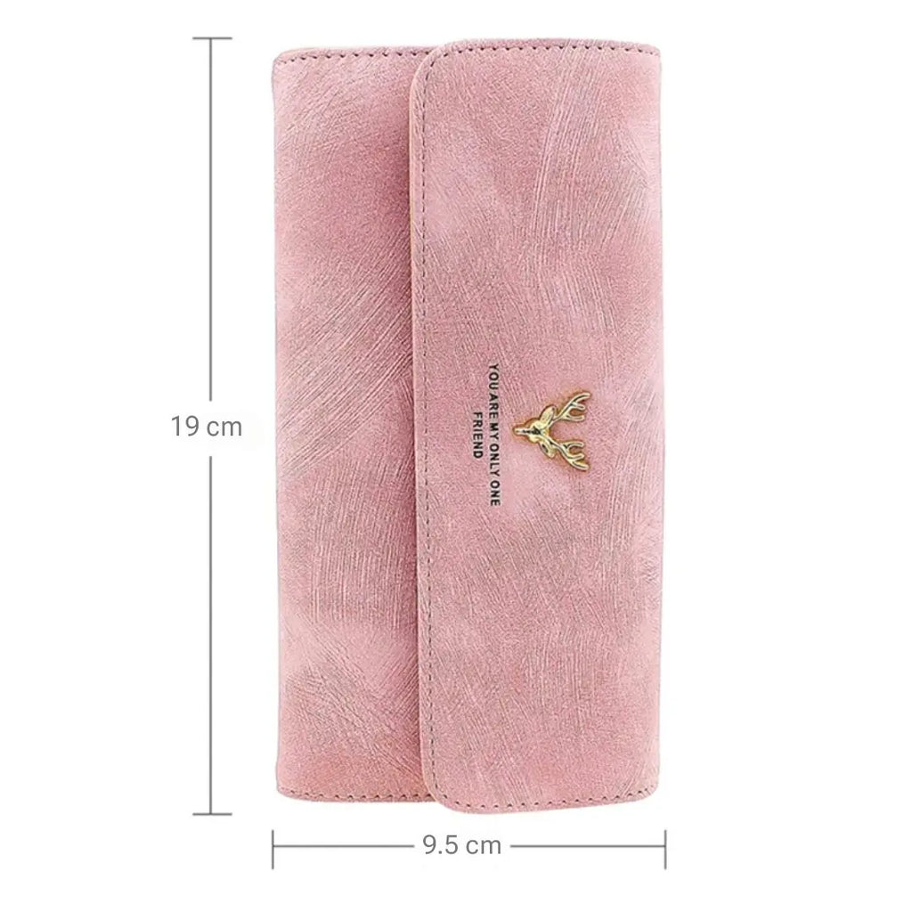 Carteira feminina rosa fechada, com detalhe decorativo frontal e indicação de medidas de 19 cm por 9,5 cm.
