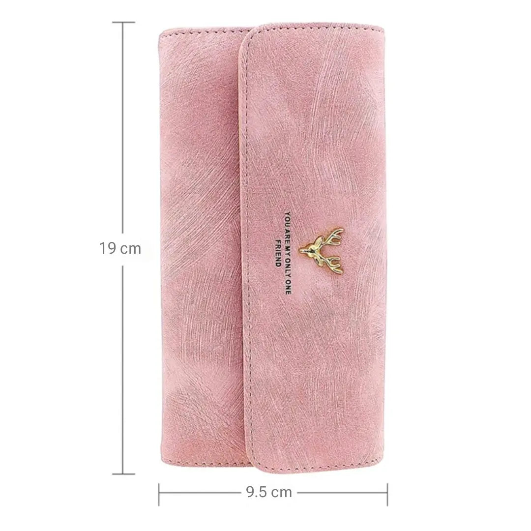 Carteira feminina rosa fechada, com detalhe decorativo frontal e indicação de medidas de 19 cm por 9,5 cm.
