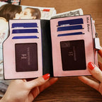 Carteira feminina rosa personalizada aberta, com vários porta-cartões e compartimentos internos visíveis.