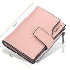 Carteira feminina rosa personalizada fechada, com zíper lateral e medidas aproximadas de 12,5 cm por 10 cm.