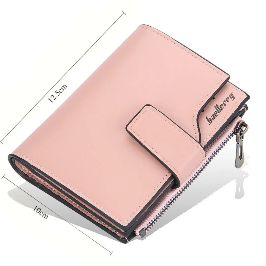 Carteira feminina rosa personalizada fechada, com zíper lateral e medidas aproximadas de 12,5 cm por 10 cm.