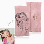 Carteira feminina rosa personalizada com gravação de foto na frente e detalhe com símbolo dourado.