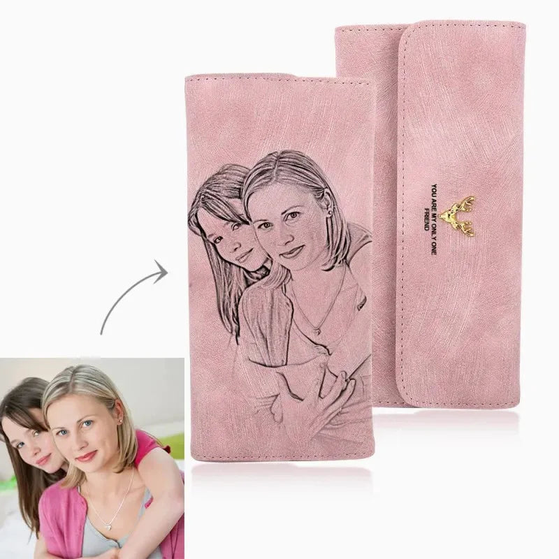 Carteira feminina rosa personalizada com gravação de foto na frente e detalhe com símbolo dourado.