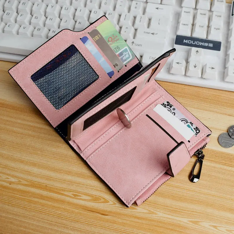 Carteira feminina rosa personalizada aberta sobre a mesa, mostrando porta-cartões, bolso interno e fechamento com botão.