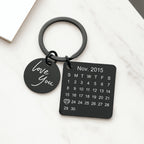 Chaveiro preto personalizado com pingente escrito love you e placa quadrada com calendário e data destacada.