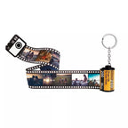 Chaveiro personalizado em formato de câmera retrô com fita de filme contendo fotos especiais.