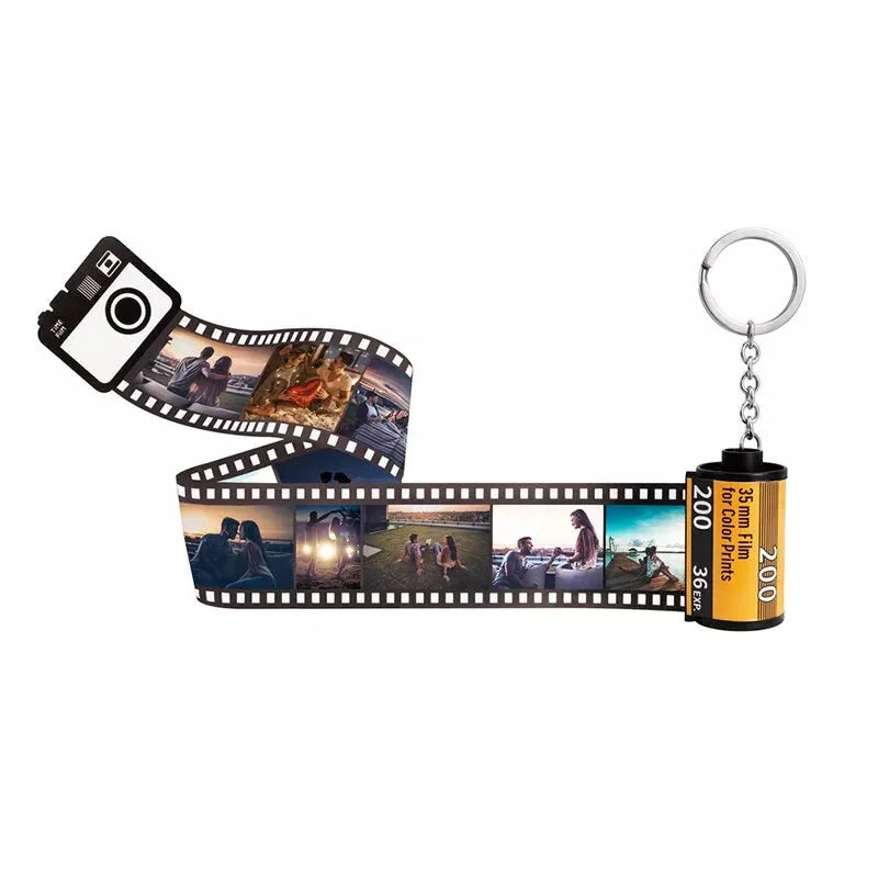 Chaveiro personalizado em formato de câmera retrô com fita de filme contendo fotos especiais.
