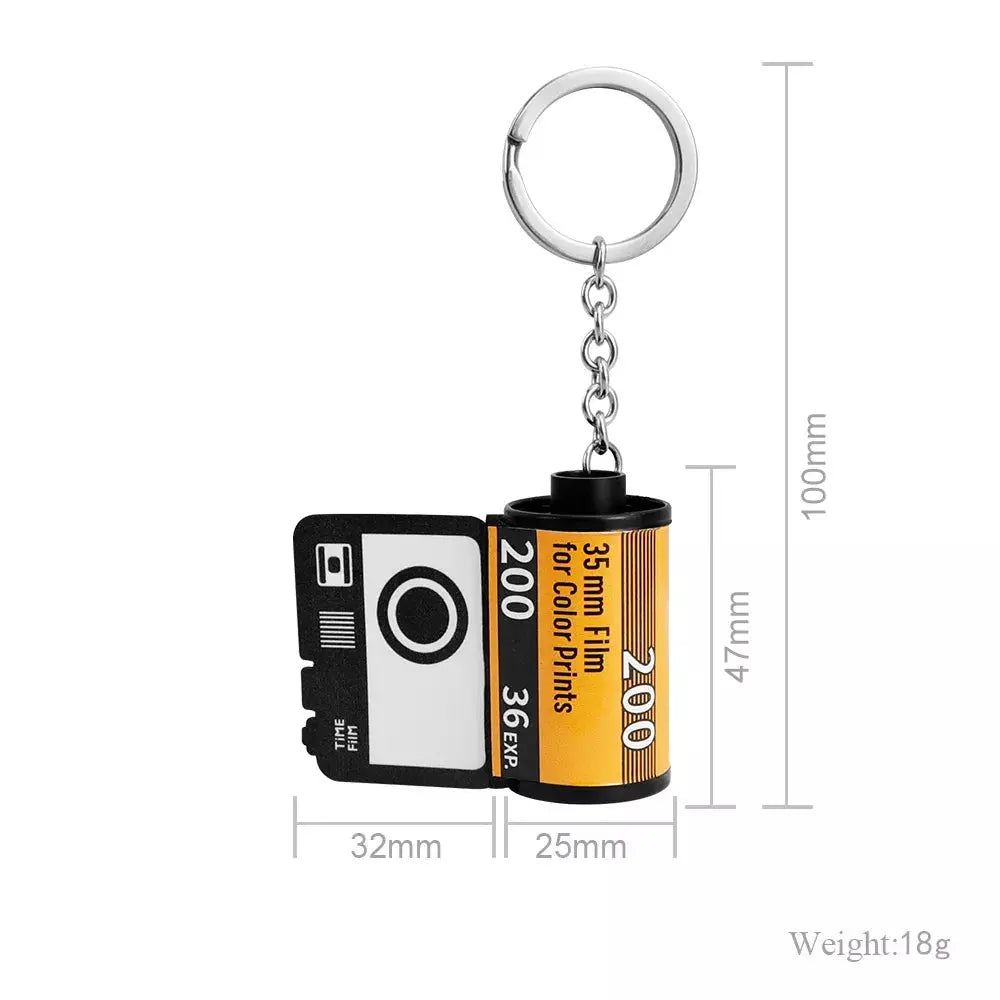Chaveiro personalizado de câmera retrô com imagem frontal e medidas do produto em fundo branco.