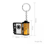 Chaveiro personalizado de câmera retrô com imagem frontal e medidas do produto em fundo branco.