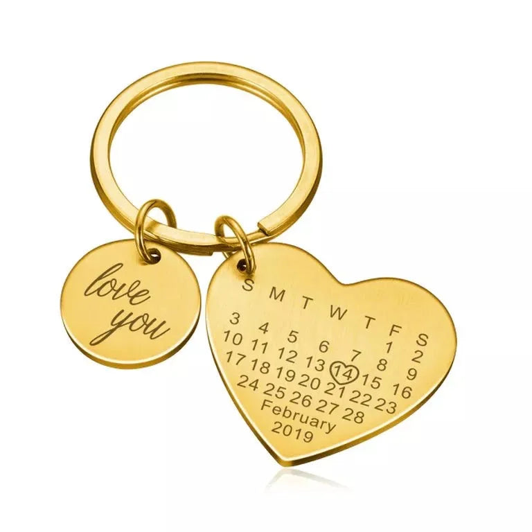 Chaveiro personalizado dourado em formato de coração com data gravada e pingente redondo com a frase love you.