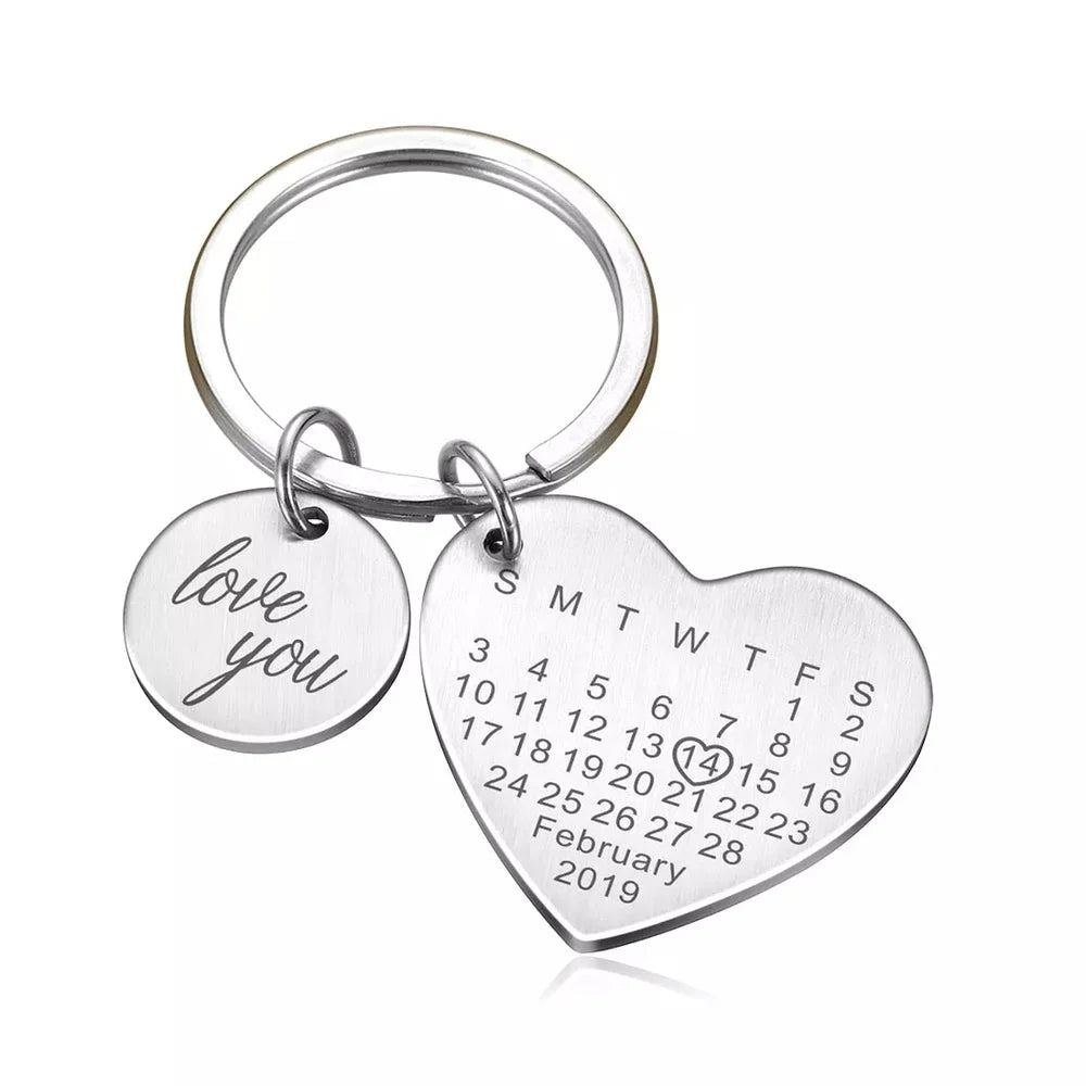 Chaveiro de coração prateado personalizado com data em formato de calendário e plaquinha redonda com a frase love you.