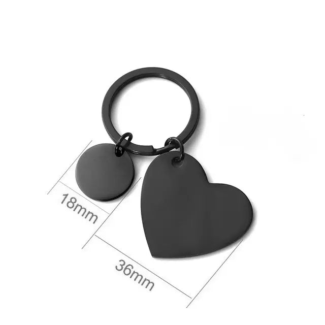 Chaveiro personalizado preto em formato de coração com pingente circular, exibido sobre fundo branco com medidas de 18 mm e 36 mm.