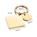 Chaveiro dourado personalizado em fundo branco com plaquinha quadrada, disco circular e indicação de medidas em milímetros.