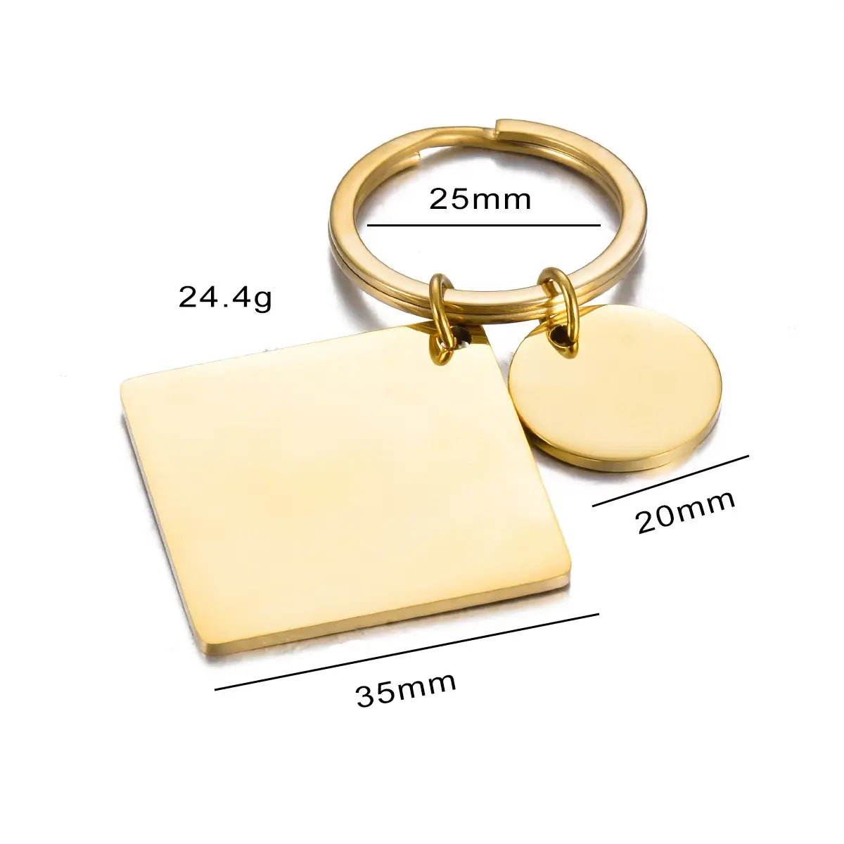 Chaveiro dourado personalizado em fundo branco com plaquinha quadrada, disco circular e indicação de medidas em milímetros.