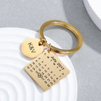 Chaveiro personalizado dourado com pingente redondo de iniciais e pingente quadrado com calendário gravado marcando data especial.