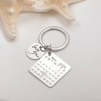 Chaveiro quadrado prata personalizado com calendário de novembro de 2024 e pingente circular com a frase love you.