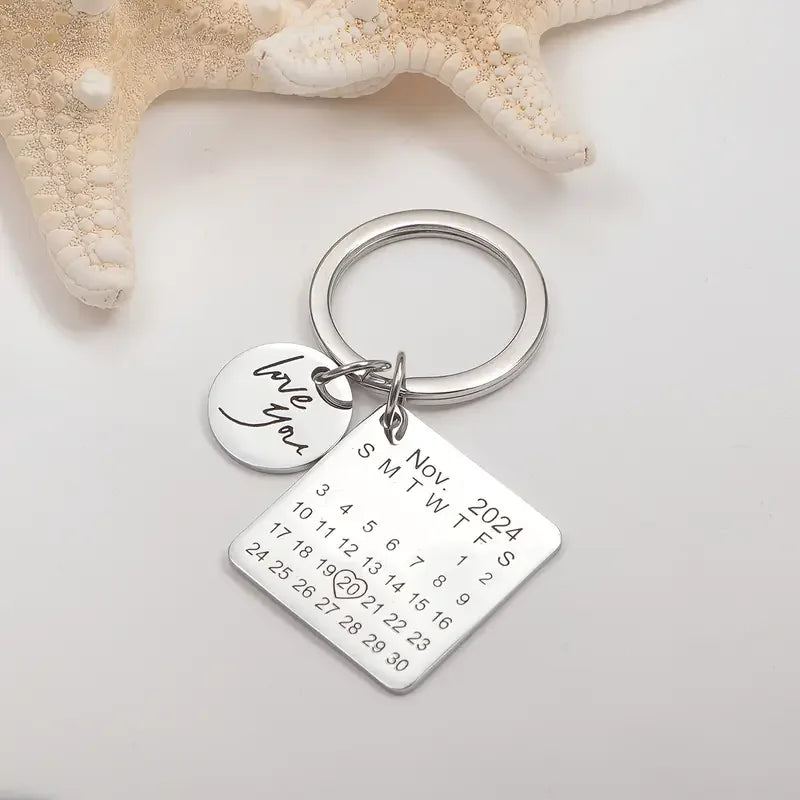 Chaveiro quadrado prata personalizado com calendário de novembro de 2024 e pingente circular com a frase love you.