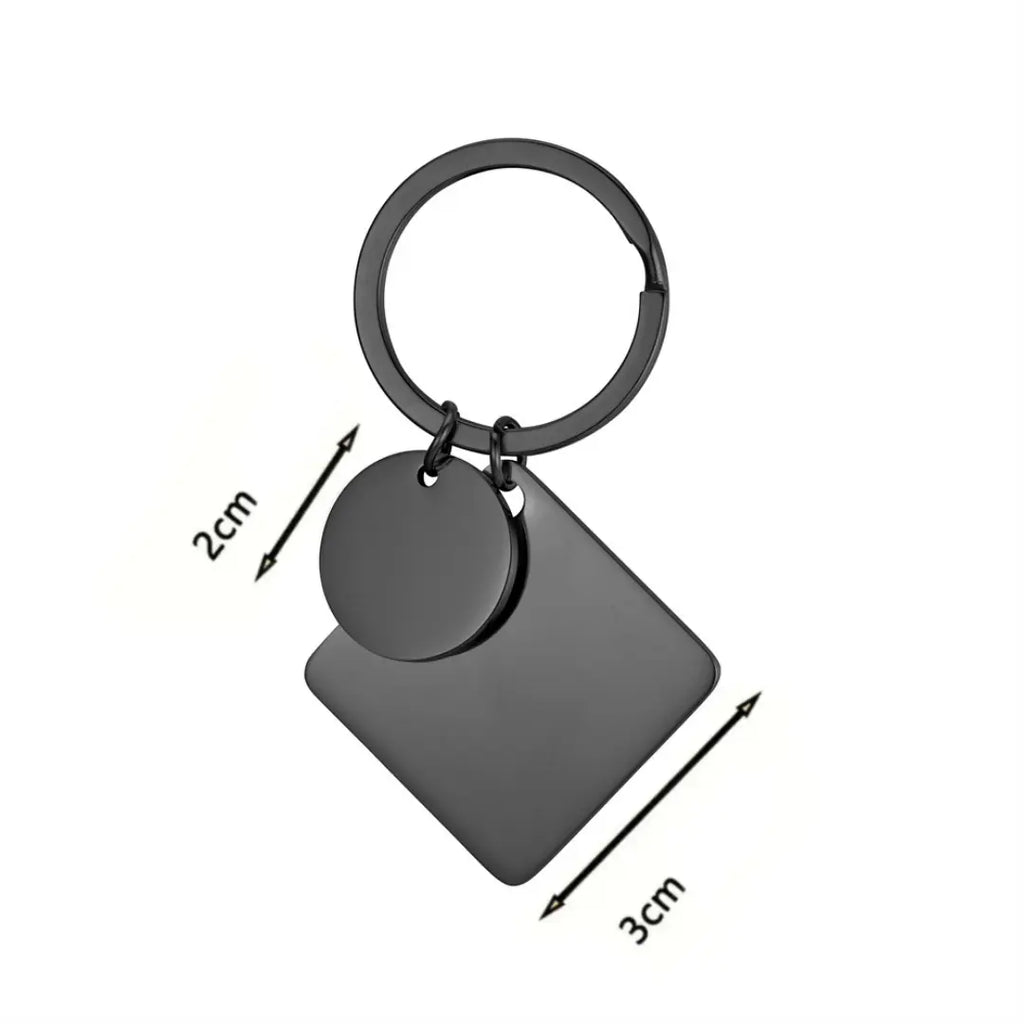 Chaveiro personalizado preto com pingente quadrado e círculo, mostrando as medidas de 3 cm e 2 cm em fundo branco.