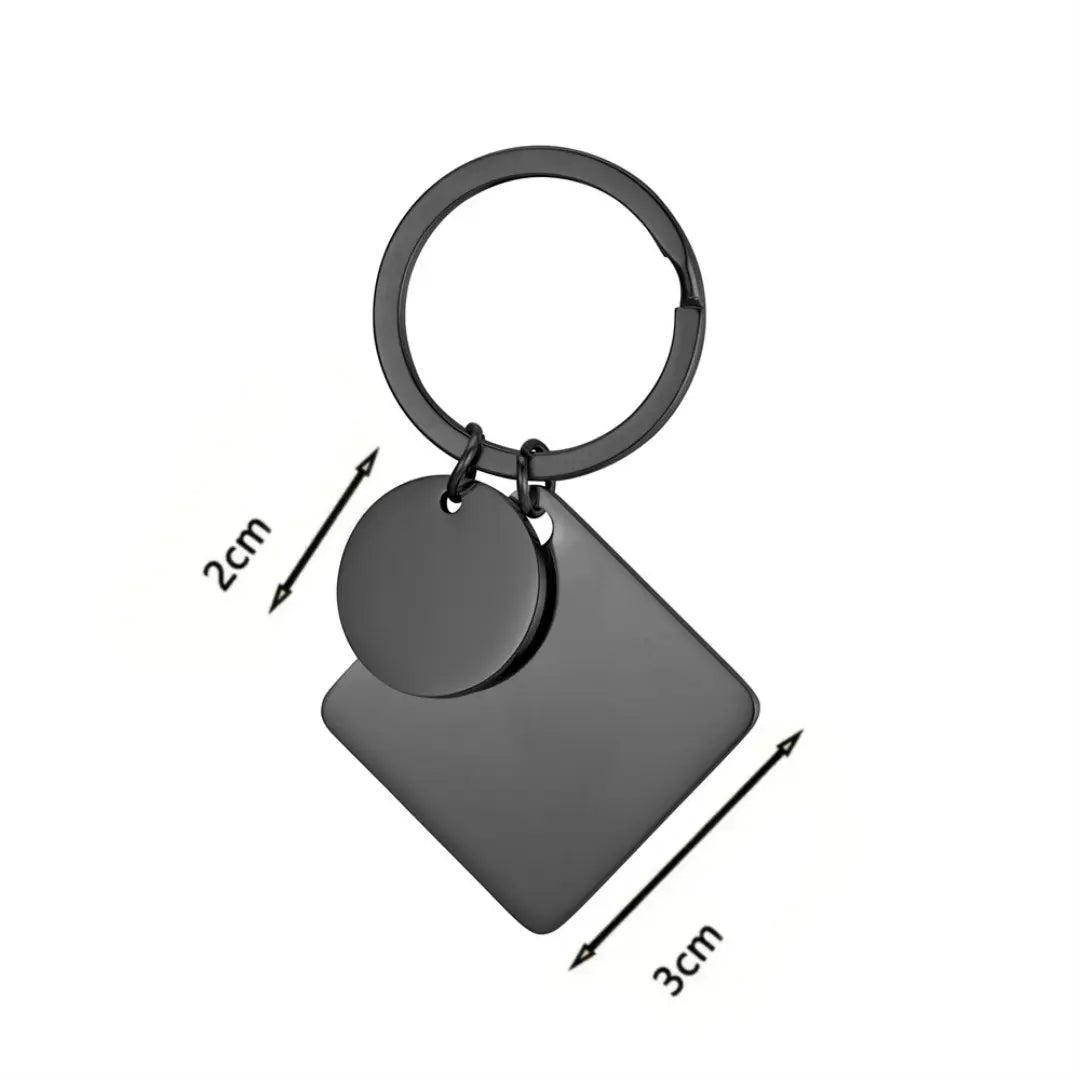 Chaveiro personalizado preto com pingente quadrado e círculo, mostrando as medidas de 3 cm e 2 cm em fundo branco.