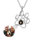 Colar personalizado de prata em formato de patinha com foto do pet no pingente.