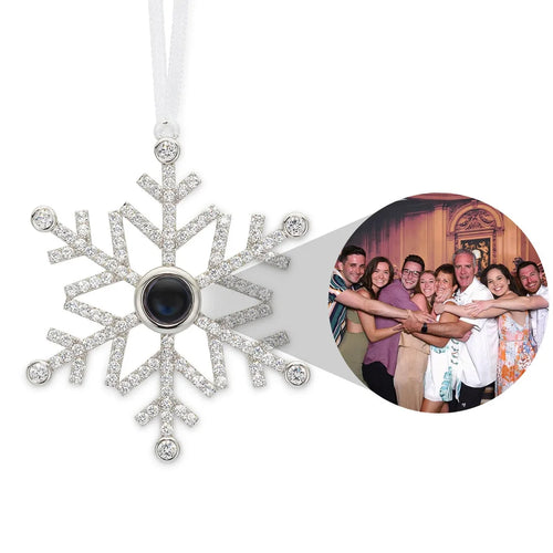 Enfeite de arvore de natal em formato de floco de neve personalizado com foto no centro.