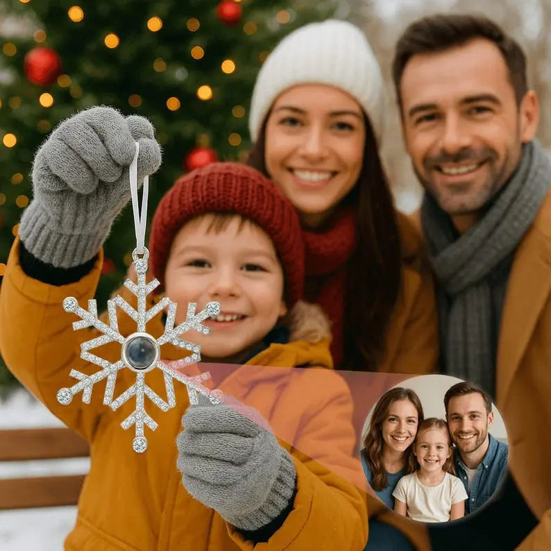 Enfeite de Natal em formato de floco de neve com foto personalizada, exibido na frente de uma família em clima natalino.