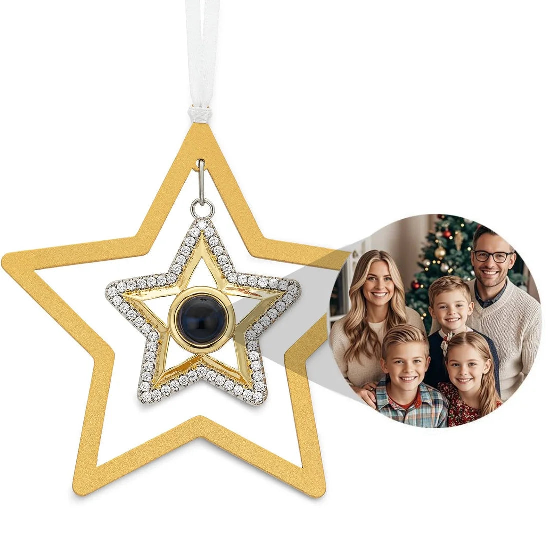 Acessório de árvore de natal em formato de estrela dourada personalizada com foto central de família como exemplo.