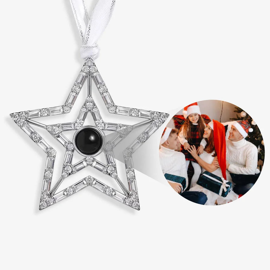 Acessório de árvore de Natal em formato de estrela prata personalizada com foto no centro de família como exemplo.
